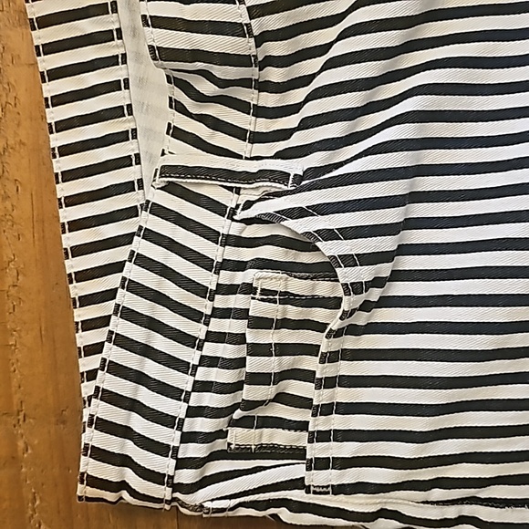 Shorts - Picture 3 of 4